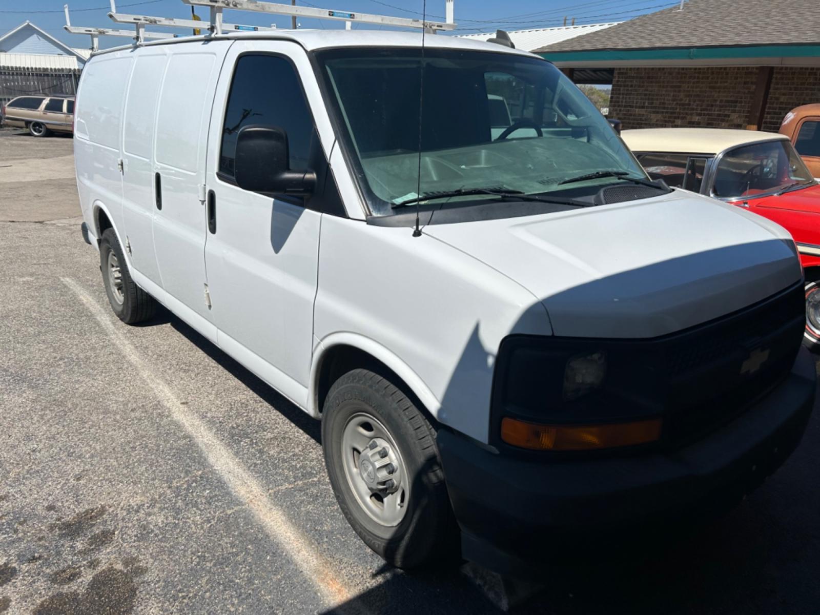 2017 White Chevrolet Express 2500 Cargo (1GCWGAFF2H1) with an 4.8L V8 FFV engine, 6A transmission, located at 1687 Business 35 S, New Braunfels, TX, 78130, (830) 625-7159, 29.655487, -98.051491 - Photo #1
